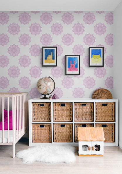 Trois affiches picturales colorées de monuments romains dans une chambre d'enfant au papier peint à motifs roses