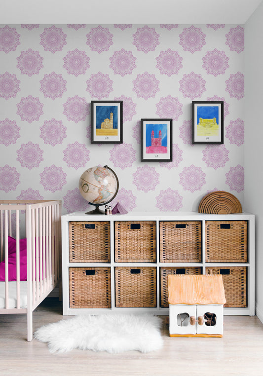 Trois affiches picturales colorées de monuments romains dans une chambre d'enfant au papier peint à motifs roses