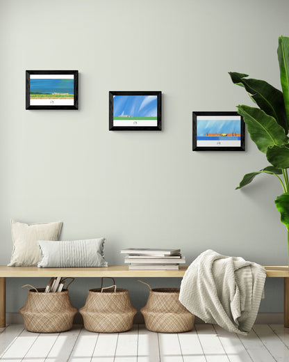 Trois affiches picturales paysages architecture dans la campagne française au-dessus d'un banc avec paniers
