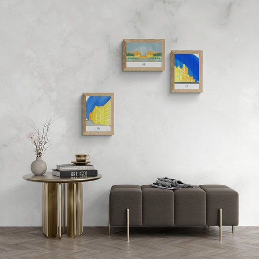 Trois affiches picturales immeubles Art déco Paris au-dessus d'un banc et d'une table Art déco