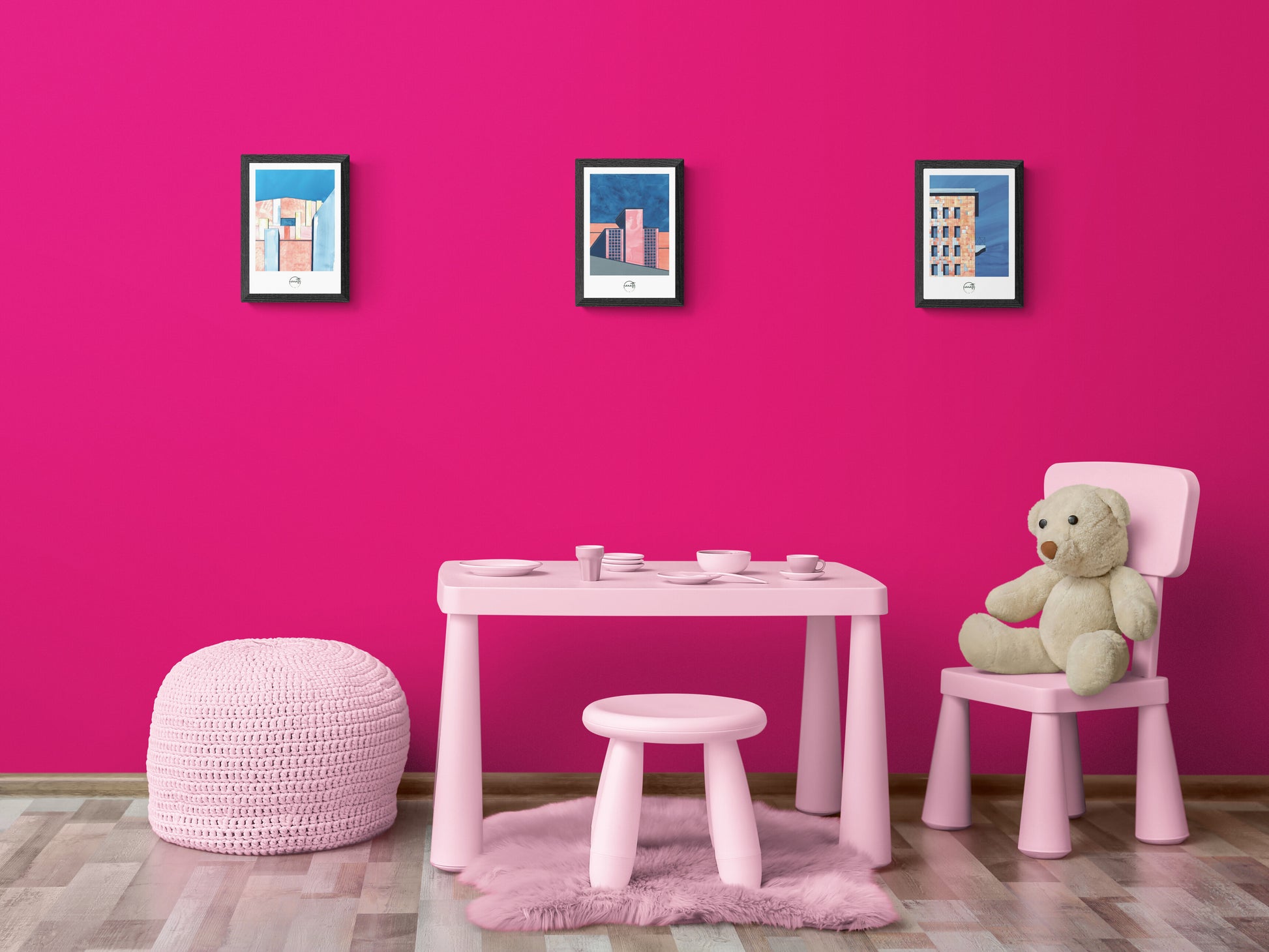 Trois affiches picturales architecture Berlin dans une chambre d'enfant avec murs et mobilier roses