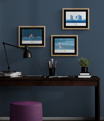 Trois affiches picturales architecture au-dessus d'une console en bois avec lampe