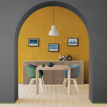 Trois affiches picturales architecture au-dessus d'une console en bois dans une salle à manger avec mur coloré