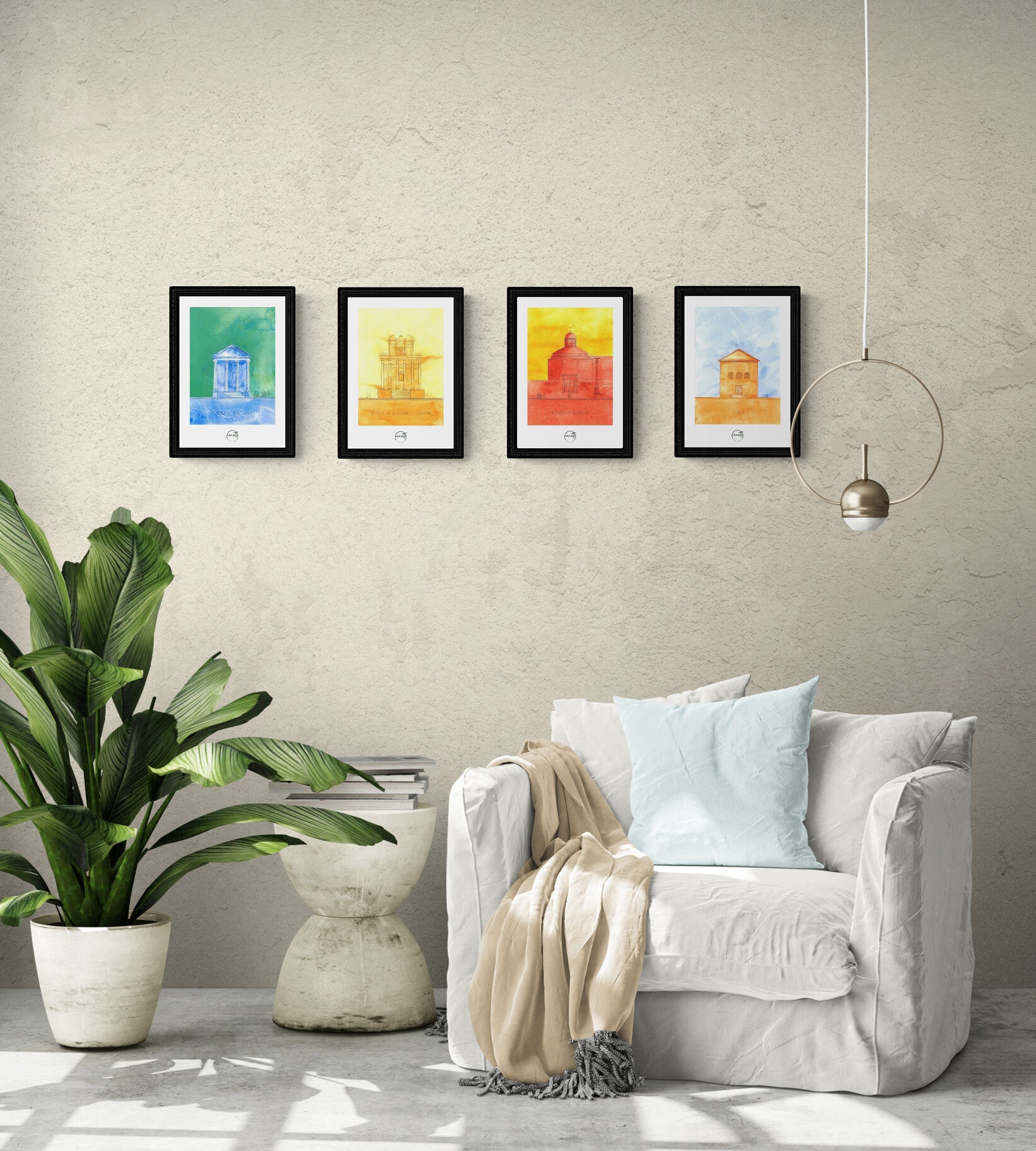 4 affiches picturales colorées de monuments romains au-dessus d'un fauteuil en lin blanc