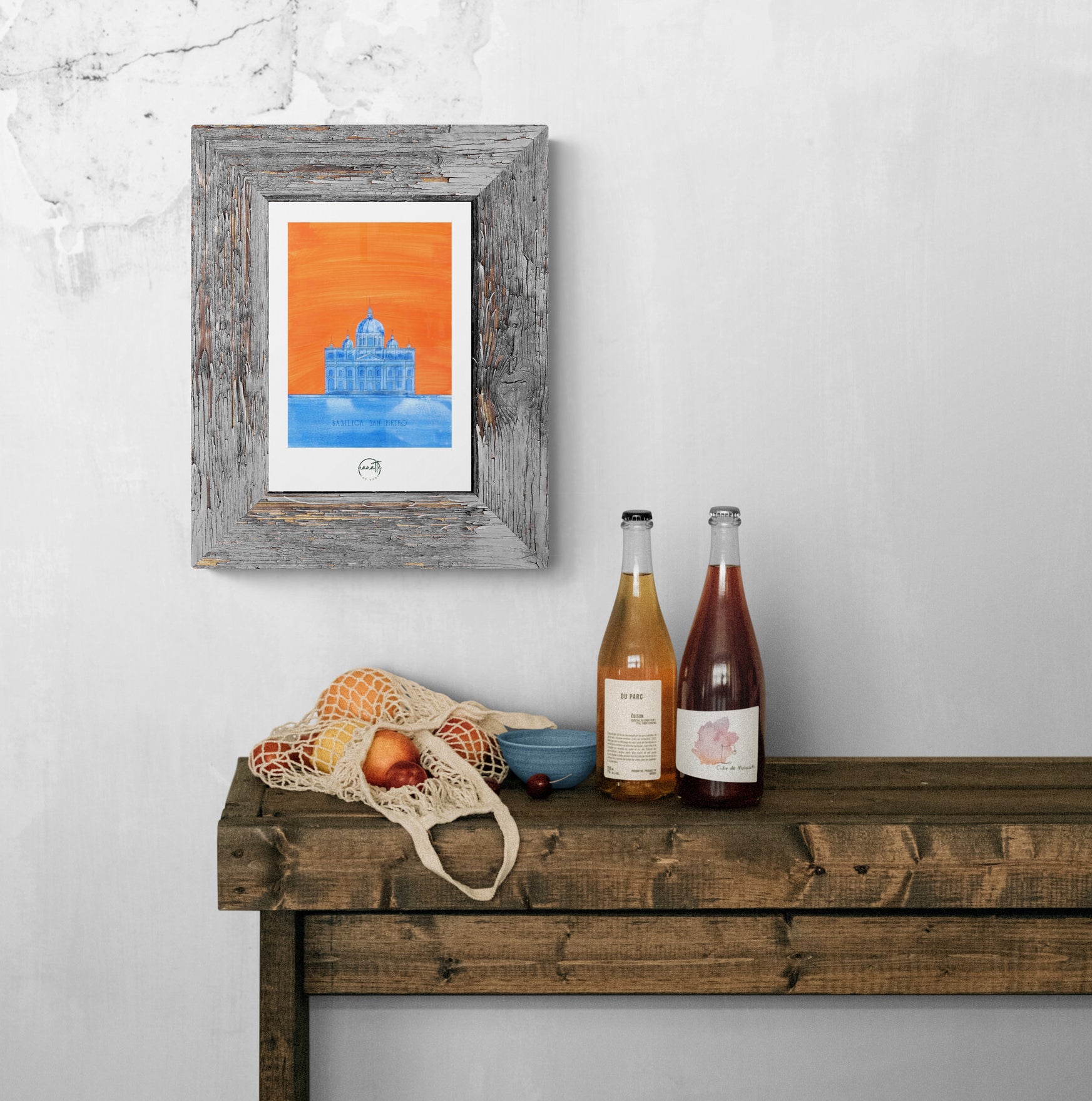 Affiche dessin colorée de monument romain au-dessus d'une console avec bouteilles et filet de courses